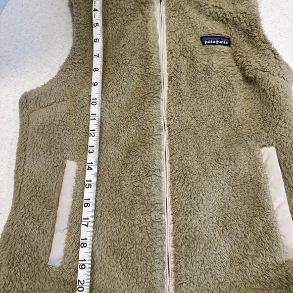 Patagonia Women’s Size Small Vest! Beige. Fluffy. Soft. - Picture 15 of 16